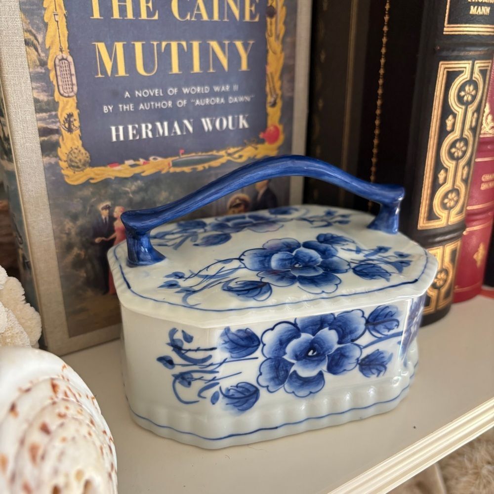 Blue and White Trinket Box w/ Handle - Picture 2 of 7